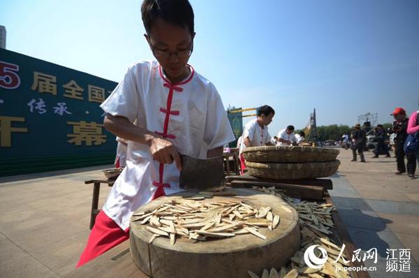 开幕式上,来自樟树本土的药工们进行中药炮制技艺展示。