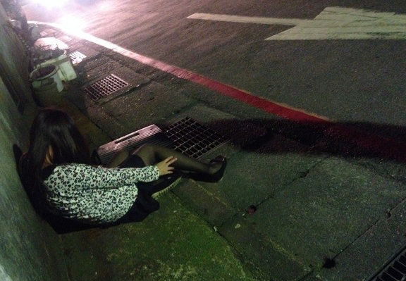 少年灌醉前<em>女友性侵</em>+门外友人等不及:换我了没