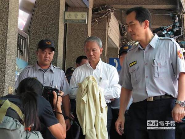 魏应充在法警押解下进到第八法庭接受声押庭审理。图片来源：台湾“中时电子报” （钟武达摄）