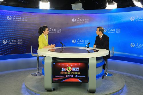 主持人对话洪清。邹家骅 摄