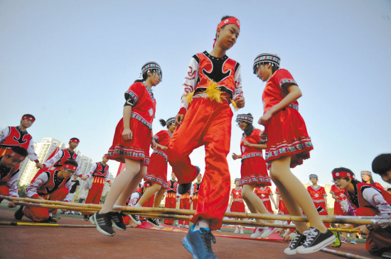 18日,南京二十九中秋季运动会在"中华传统体育项目展演"中拉开帷幕