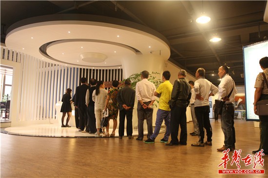 早上七点多，就有热情的藏家前来文交所排队领取鉴定号