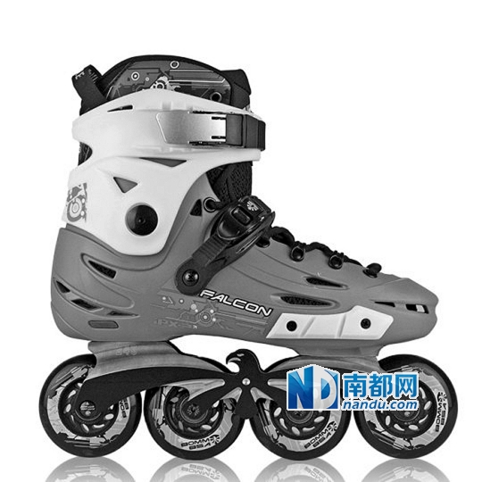 购买轮滑鞋要立即试穿，合脚很关键。