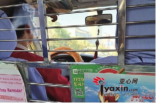 10月19日17时，记者在乌鲁木齐市搭乘一辆出租车，司机正在抽烟。