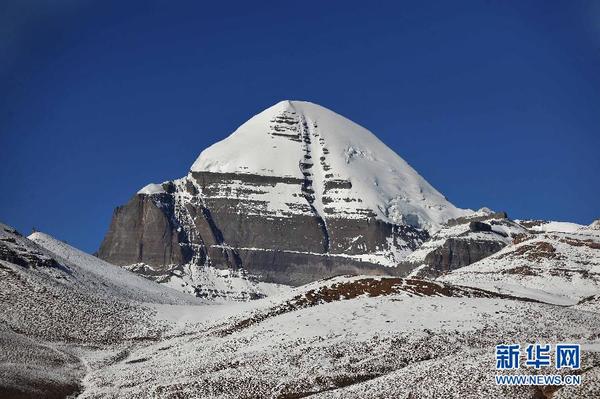 冈仁波齐藏语意为神灵之山,位于西藏普兰县境内,是冈底斯山脉主峰和第