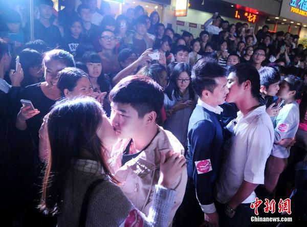 10月18日，浙江金华市第一百货商场举办接吻大挑战，40多对年轻人为争夺苹果6奖励，在大庭广众之下“亲”得难分难舍，甚至还有陌生男女现场“速配”，引来围观者惊呼。图片来源：CFP视觉中国