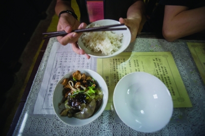 吃饭怎样端碗 a64e6c49-07be-47bf-b64c-bf23a6344e4c.jpg