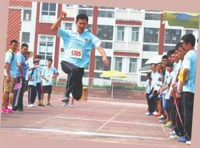 第灌口中学举办第2626届校运会届校运会,,图为跳远比赛图为跳远比赛