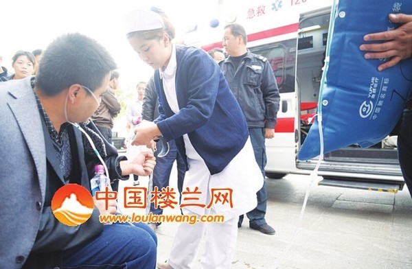 医护人员为被救居民输氧、测血压。