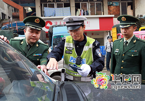 执法人员对占道的私家车开出罚单 南岸消防支队供图 华龙网发