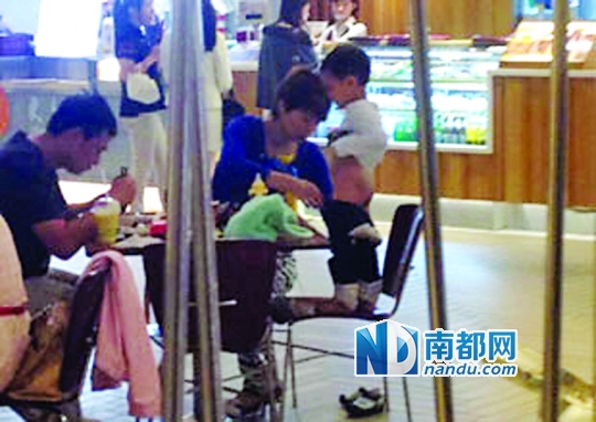 事发现场，既非大陆男童又非撒尿。网络图片