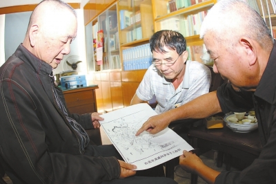在芗城区政协文史委办公室，王和贵（左）和冯水国（右）正在寻找地图上的老漳州。