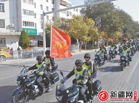 10月19日12时，刚刚参加完授旗仪式的猎豹突击队列队出发。