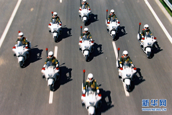 　　资料图片：2002年4月，武警国宾护卫队在训练。新华社记者王建民 摄