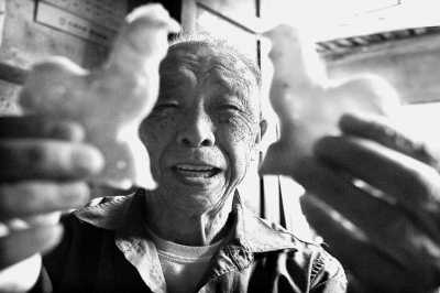 老林展示制作好的糖公鸡，快乐溢于言表。