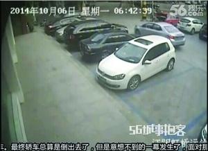 不顾被刮的车，驾车“逃离” 视频截图