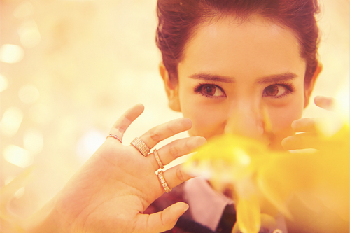 戚薇与李承铉甜蜜 对望  新歌 MV 美图抢先曝光|戚