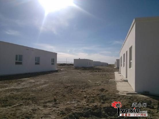 祁曼高原牧民标准化集中居住区局部面貌。