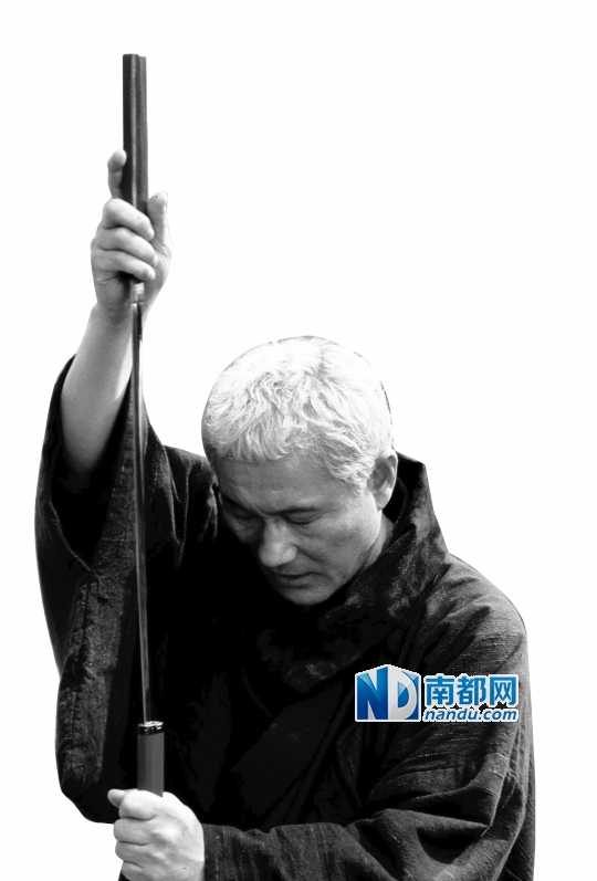 北野武拍过很多部富有浪漫色彩的黑帮电影，据说他和日本黑帮稻川会的掌门人稻川精二郎交情深厚，日本黑道的人也十分尊敬他，因为他身上有侠气，有男人气概。