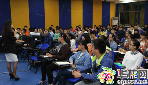 今(28)日,巴蜀中学龙湖校区,银行的工作人员教学生如何理财。 记者 李文科 摄