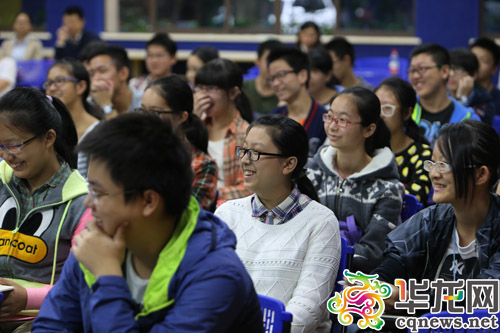 学生们对理财充满兴趣。 记者 李文科 摄