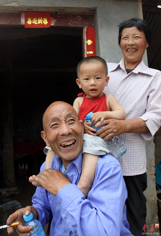 2010年6月16日，河南省南阳市淅川县滔河乡凌岗村，老屋前的欢笑。