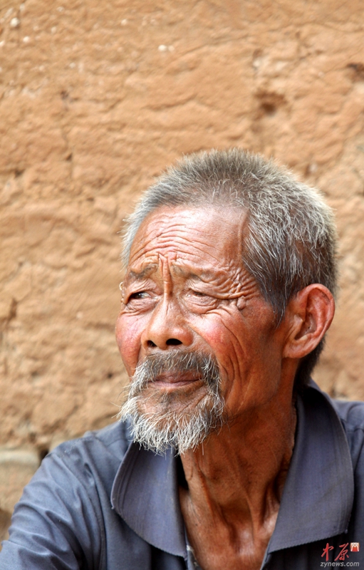 2010年6月16日，河南省南阳市淅川县滔河乡凌岗村移民老人。