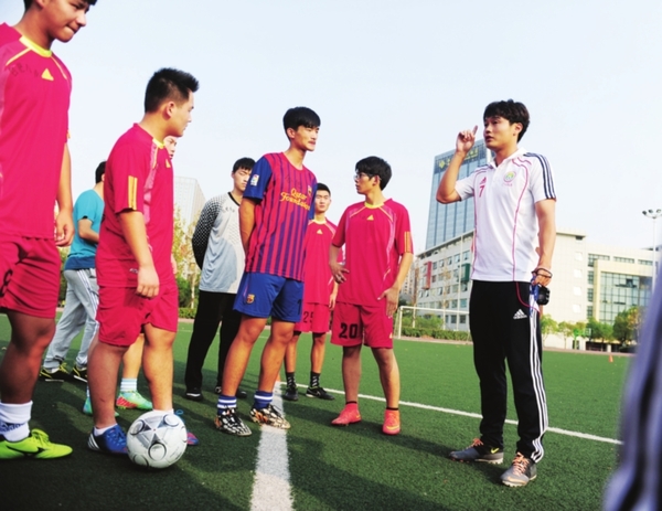 足球教练去学校要学历吗,足球教练去学校要学历吗知乎