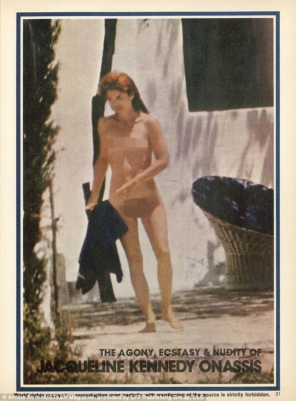 1972年，肯尼迪遗孀杰奎琳的沙滩裸照轰动一时。（图片来源：英国《每日邮报》）