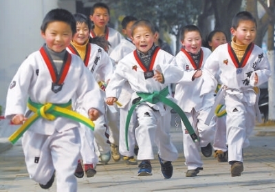 10月22日,江苏盱眙,学习柔道的孩子们在进行跑步训练.