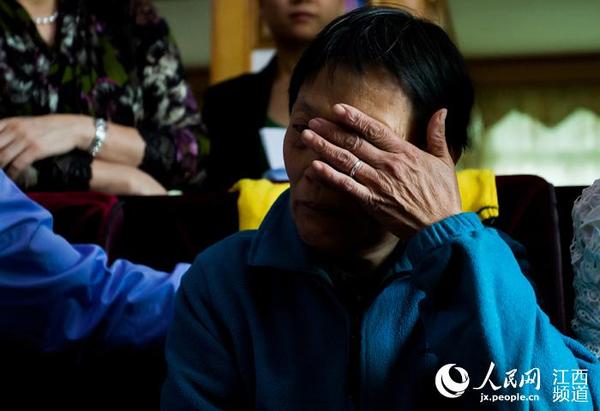 老人控制不住情绪，流下了眼泪：“我发现孙儿懂事了，长大了……” （李斌/摄）