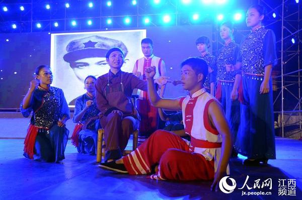 江西兴国上演山歌剧《老镜子》，该剧讲述的是一段发生在当地真实的革命爱情故事。