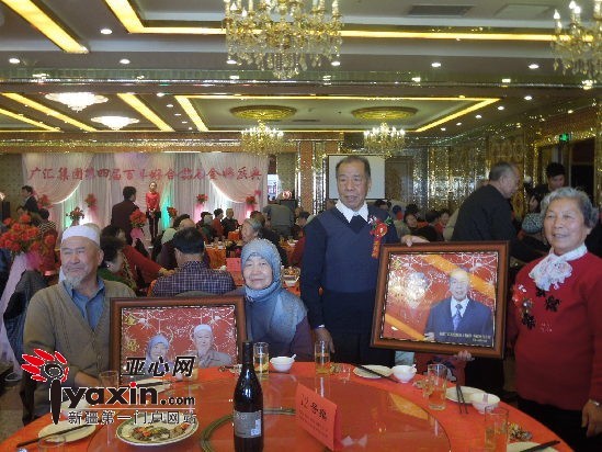 两对夫妇拿起自己的金婚纪念照。