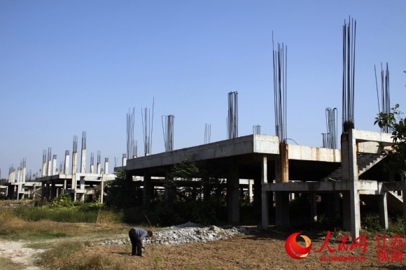 位于工业园区内的这幢楼已烂尾四年,直径8公分的建筑螺纹钢因日晒雨淋锈蚀断了不少