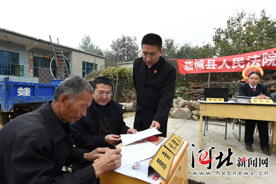 图为原告在庭审笔录上签字。
