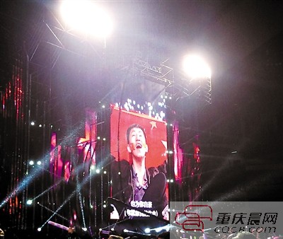 11月1日，汪峰重庆演唱会现场，蒲泓宇的巨幅特写出现在大屏幕上。 截屏图片