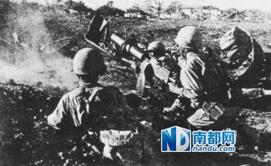 中国远征军坦克部队在缅甸北部向日军进攻。