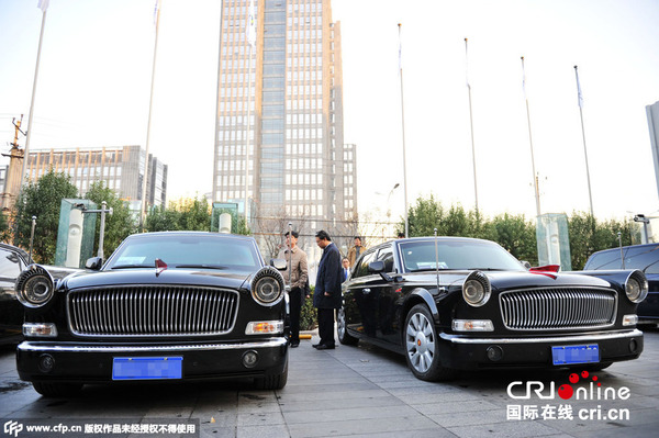 　　2014年11月4日，北京凯宾斯基饭店门口停泊着三辆用作2014APEC领导人用车的国宾车，红旗L5，该车型售价高达600万人民币，发动机自主研发，拥有防弹功能。图片来源：CFP