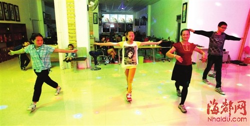 周末王月凤都会带着孩子们唱歌跳舞，而且六十多岁的她舞步不输孩子