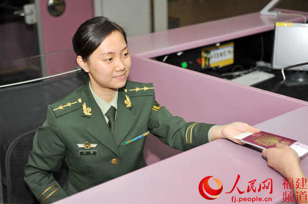国门女警展示国家窗口形象