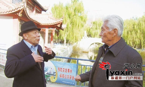 11月4日，在库尔勒市巴音小区，牙生·热合曼（左）和阿不力米提·阿不都热依木（右）聊起当时的救人情景，仍然很激动。