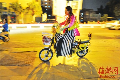穿着长裙骑电动车,裙摆同样有被卷入车轮的危险