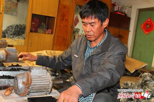 王志勇在加工自行车零件，他想把剩下的捐款尽快挣出来