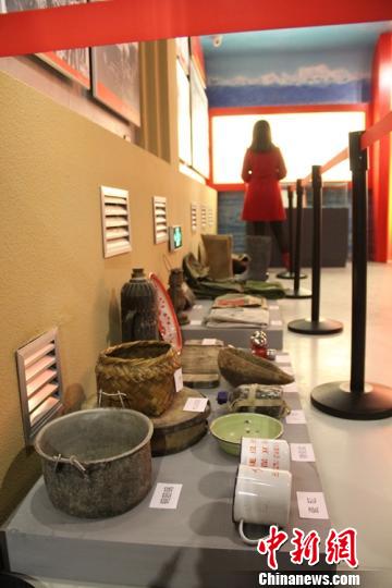 新疆生产建设兵团知青纪念馆内陈列的实物。　戚亚平　摄