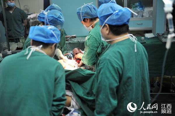 廖金香顺利产下一名4.4斤重的女婴。