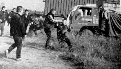 西安一村 支书 率众 殴打民警 |渣土车|民警_凤凰资