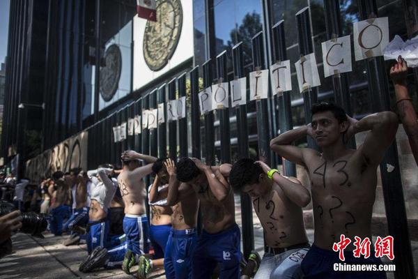 当地时间2014年11月6日，墨西哥墨西哥城，墨西哥学生在司法部长办公室前示威，要求公正处理43名失踪学生案件。图片来源：CFP视觉中国
