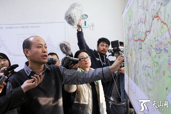 11月7日，兰新铁路新疆公司工程管理部部长马西章向媒体介绍兰新高铁新疆段工程特点。