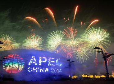 11月10日，北京在奥林匹克公园举行焰火表演。新华社发