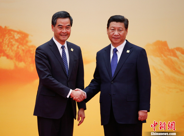 习近平迎接香港特区行政长官梁振英|梁振英|特